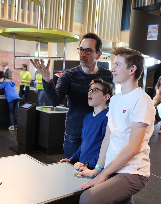 Das bunte Nashorn darf zehn Kerzen ausblasen